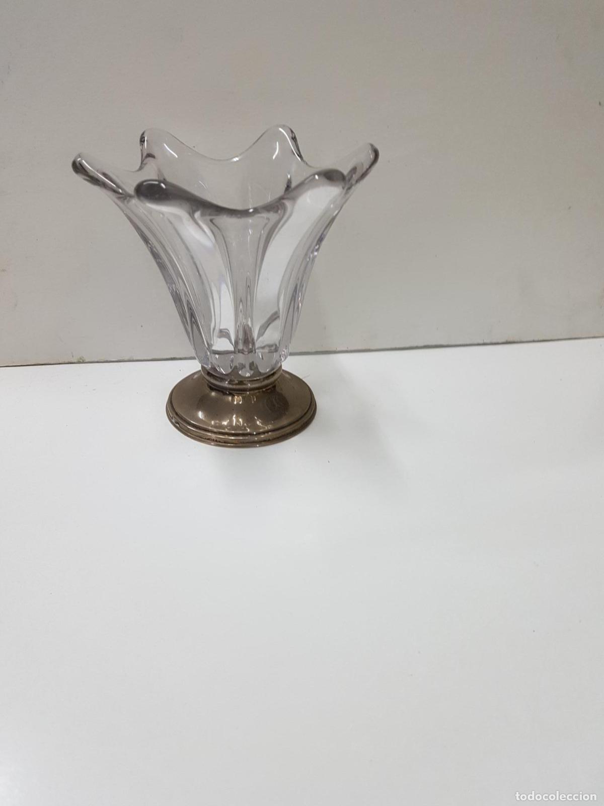 Coleccionismo de Revistas y Peri&oacute;dicos: Florero de cristal con base metalica. La base esta algo suelta, la cola se ha despegado
