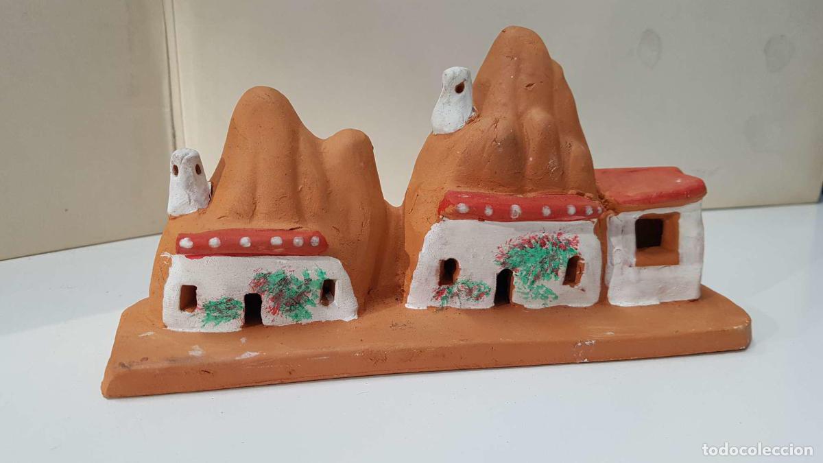 Coleccionismo de Revistas y Peri&oacute;dicos: figura belen: Casas dentro de una monta&ntilde;a (de barro). Medidas: 9 cm de alto x 18 de largo.