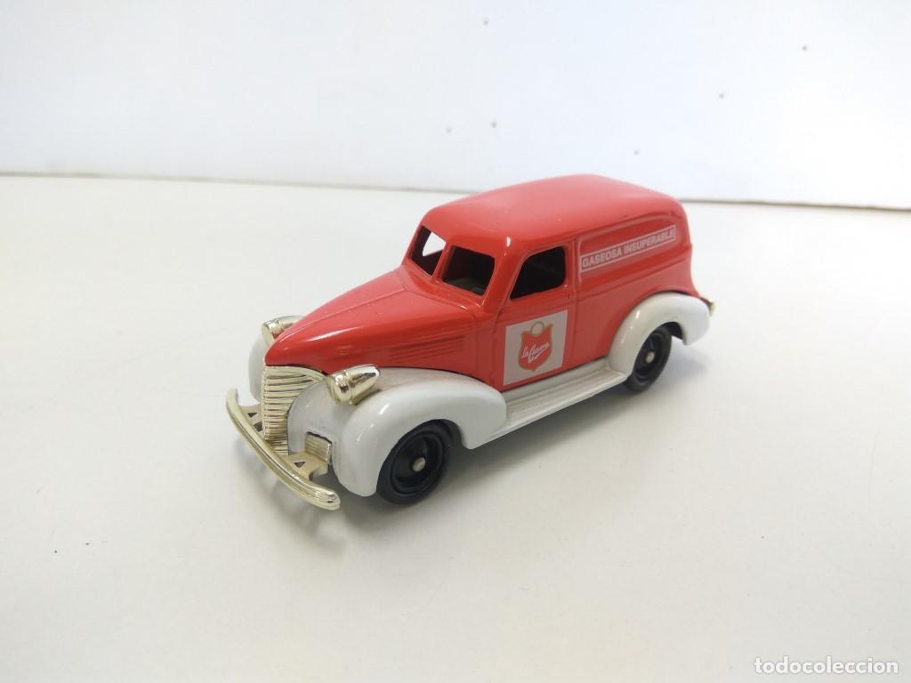 Coleccionismo de revistas y peri&oacute;dicos: Coche Escala/Diecast: CHEVROLET VAN - LA CASERA Gaseosa 1:43 (CORGI 2002) - Corgi
