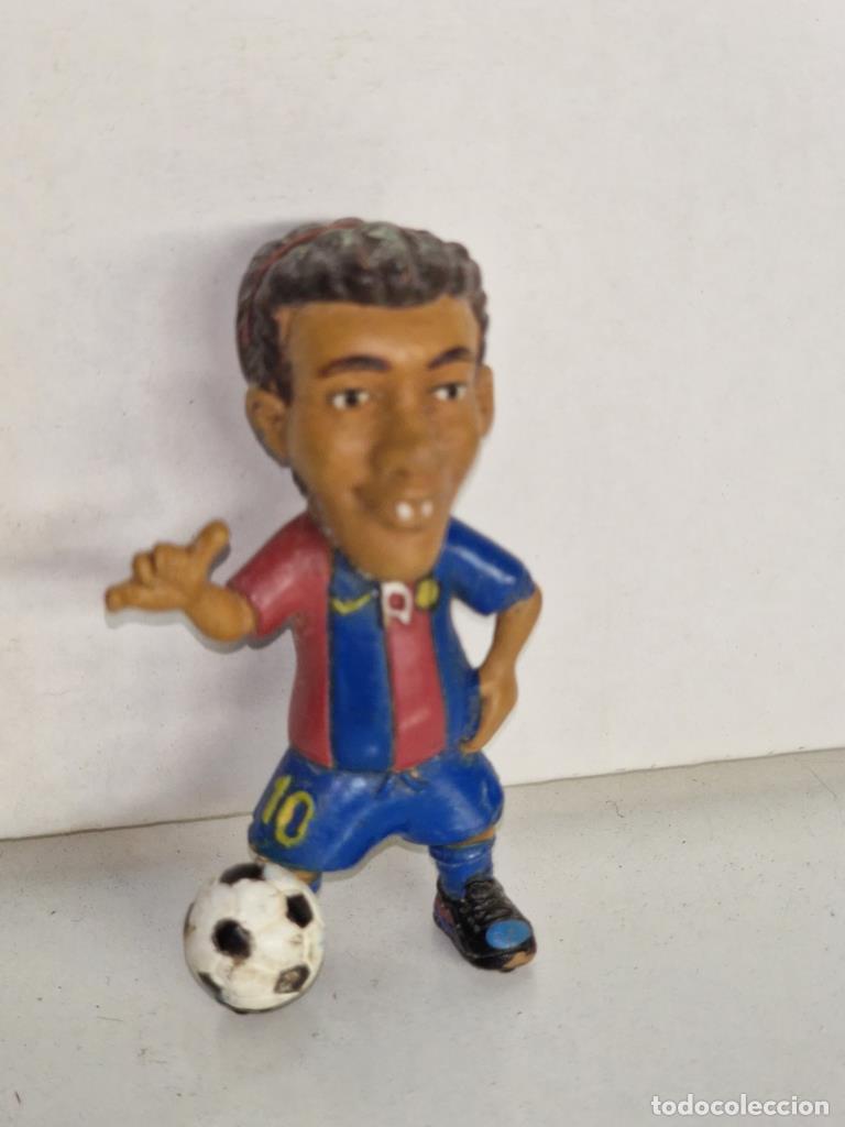 Coleccionismo de Revistas y Peri&oacute;dicos: Figura de PVC: Ronaldinho, con el numero 10 de la camiseta del F.C. Barcelona - NULL