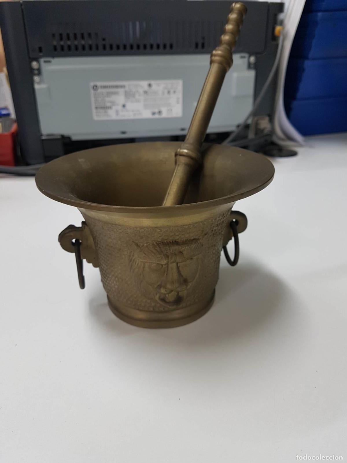 Collezionismo di Riviste e Giornali: Mortero almirez de bronce, con grabados de caras de animales