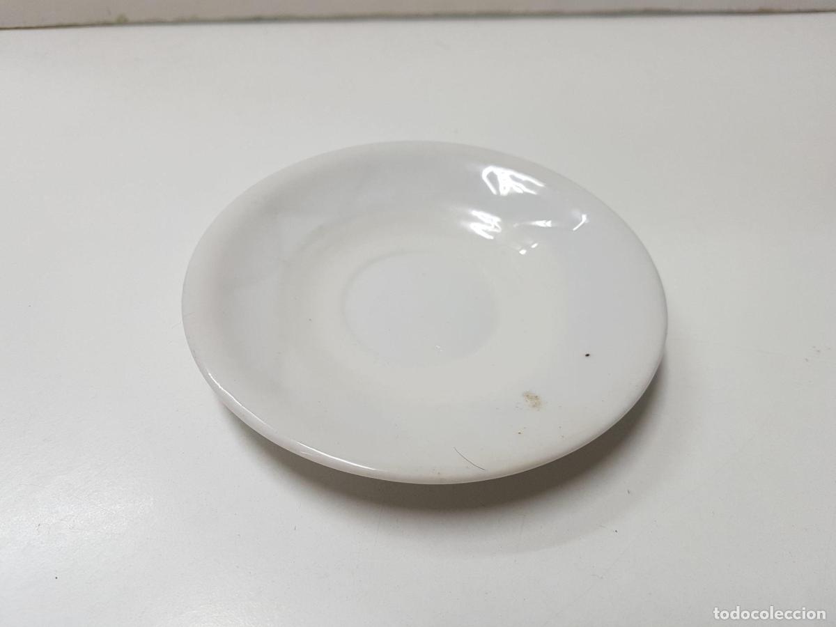 Collezionismo di Riviste e Giornali: Plato para taza: color blanco de ceramica sin ningun adorno