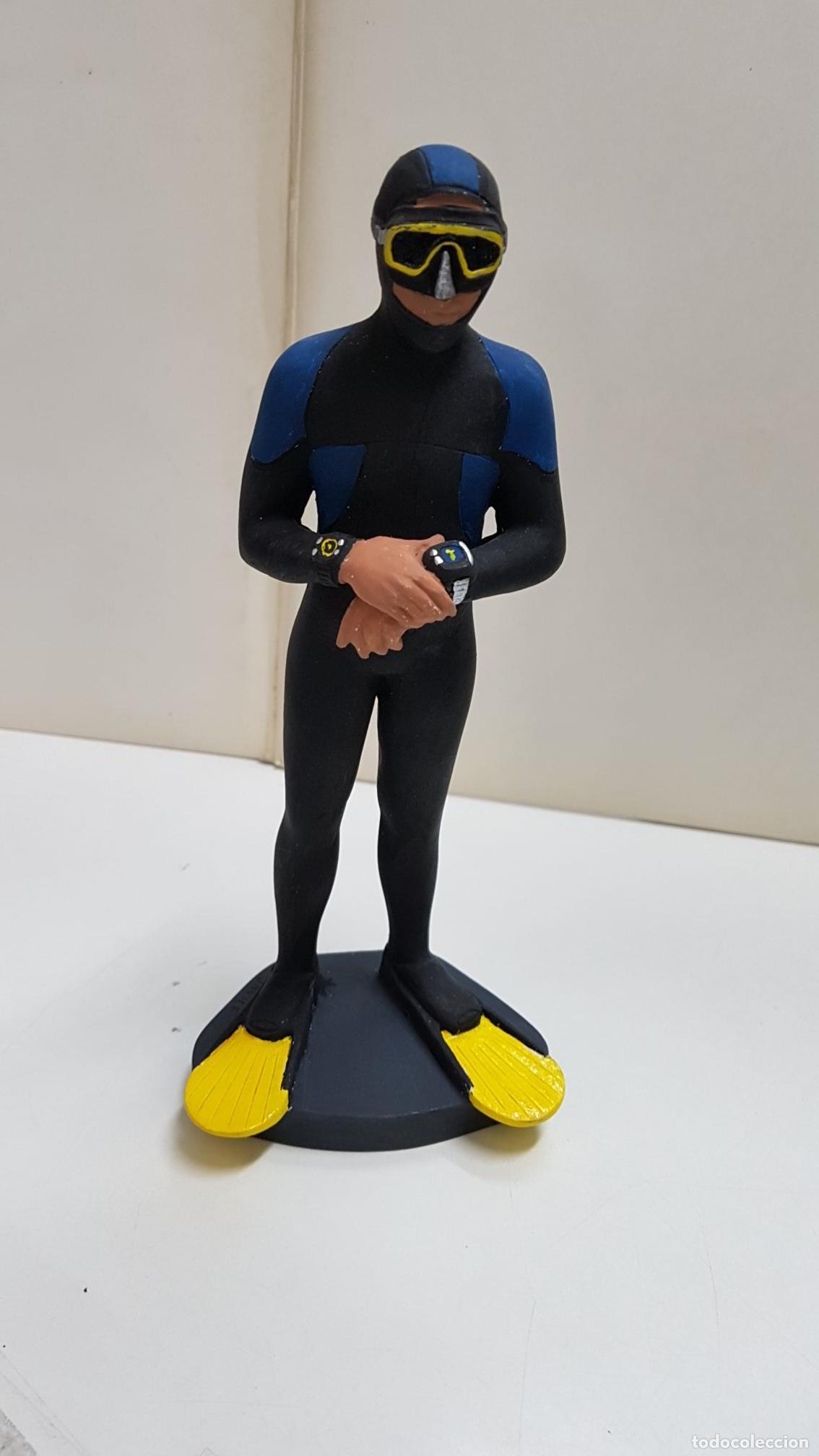 Sammeln von Zeitschriften und Zeitungen: Figura de resina artesanal: Submarinista con traje de neopreno, gafas y aletas de buceo