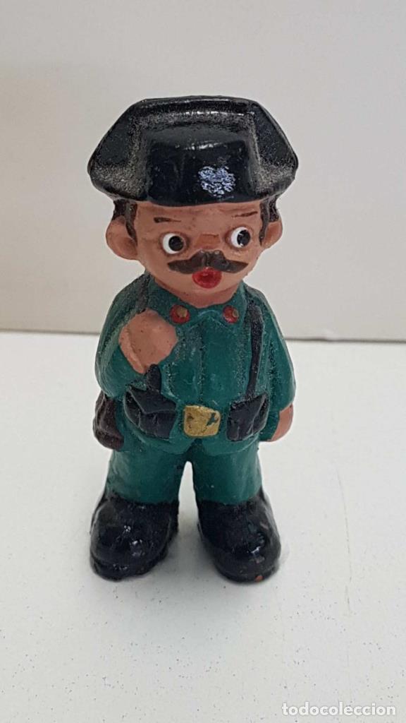 Coleccionismo de Revistas y Peri&oacute;dicos: Figura de barro: de un guardia civil, benemerita, con su tricornio y escopeta. Dimensiones: 5 cm de
