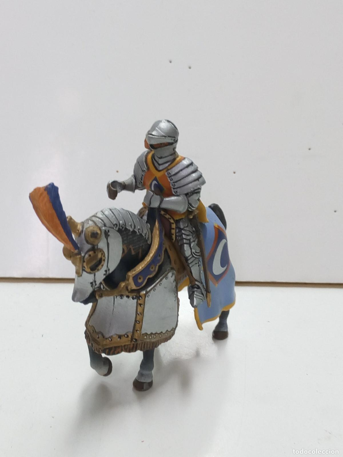 Collection Magazines and Newspapers: Figura metal de Caballero Medieval