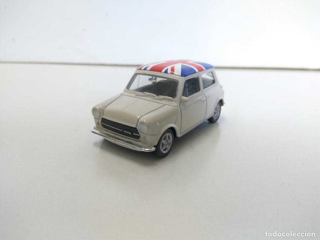 Coleccionismo de Revistas y Peri&oacute;dicos: Coche Escala/Diecast: MINI COOPER 1300 Blanco con Bandera Britanica - 7cm (WELLY) - WELLY