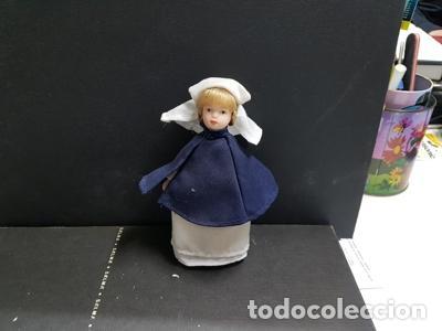 Colecionismo de Revistas e Jornais: Figura: Mu&ntilde;eca vestida de enfermera