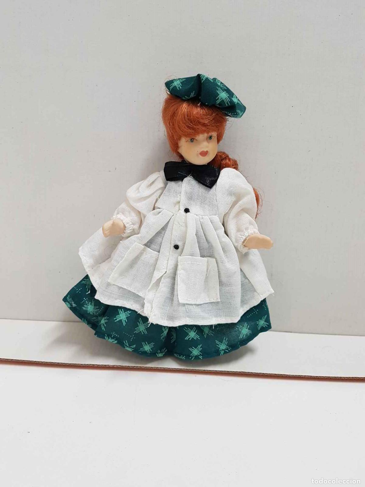 Collectionnisme de Revues et Journaux: Figura de mu&ntilde;eca de porcelana a&ntilde;os 80: con vestido y gorros verdes y una bata blanca con lazo en el