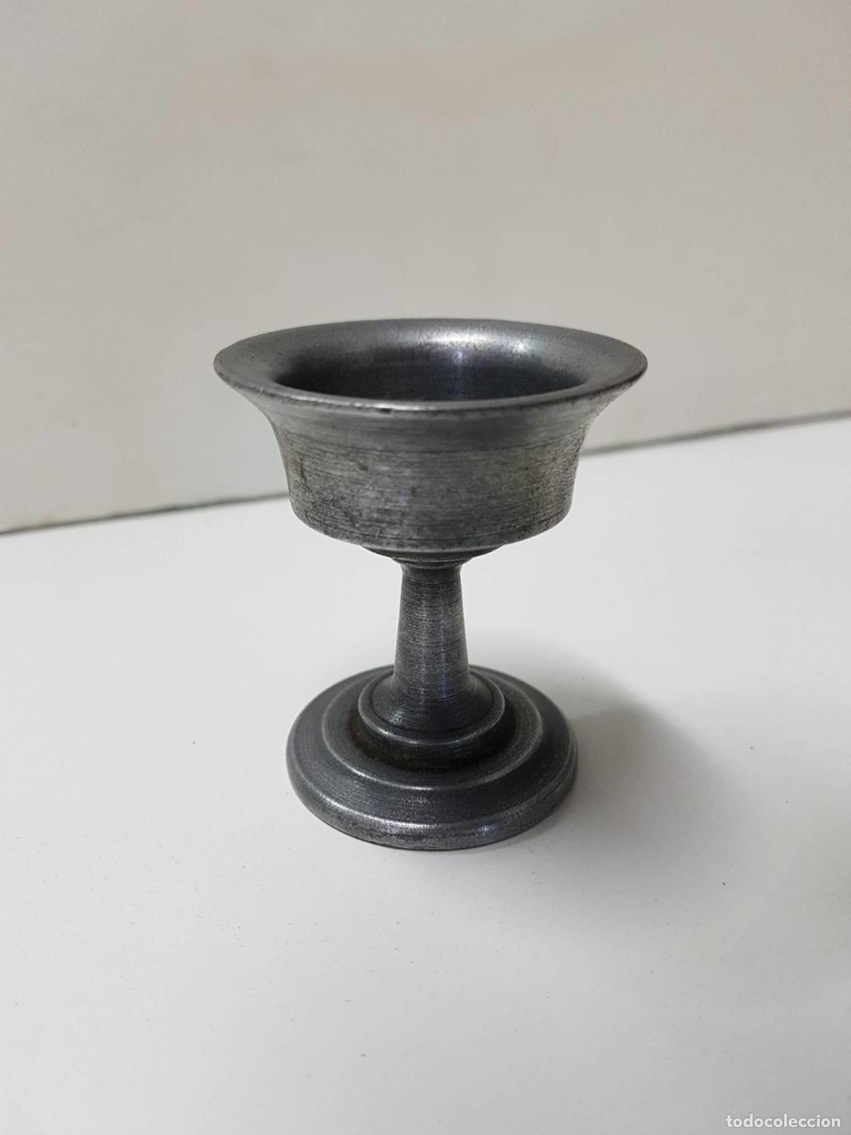 Sammeln von Zeitschriften und Zeitungen: Peque&ntilde;o caliz de metal color plateado