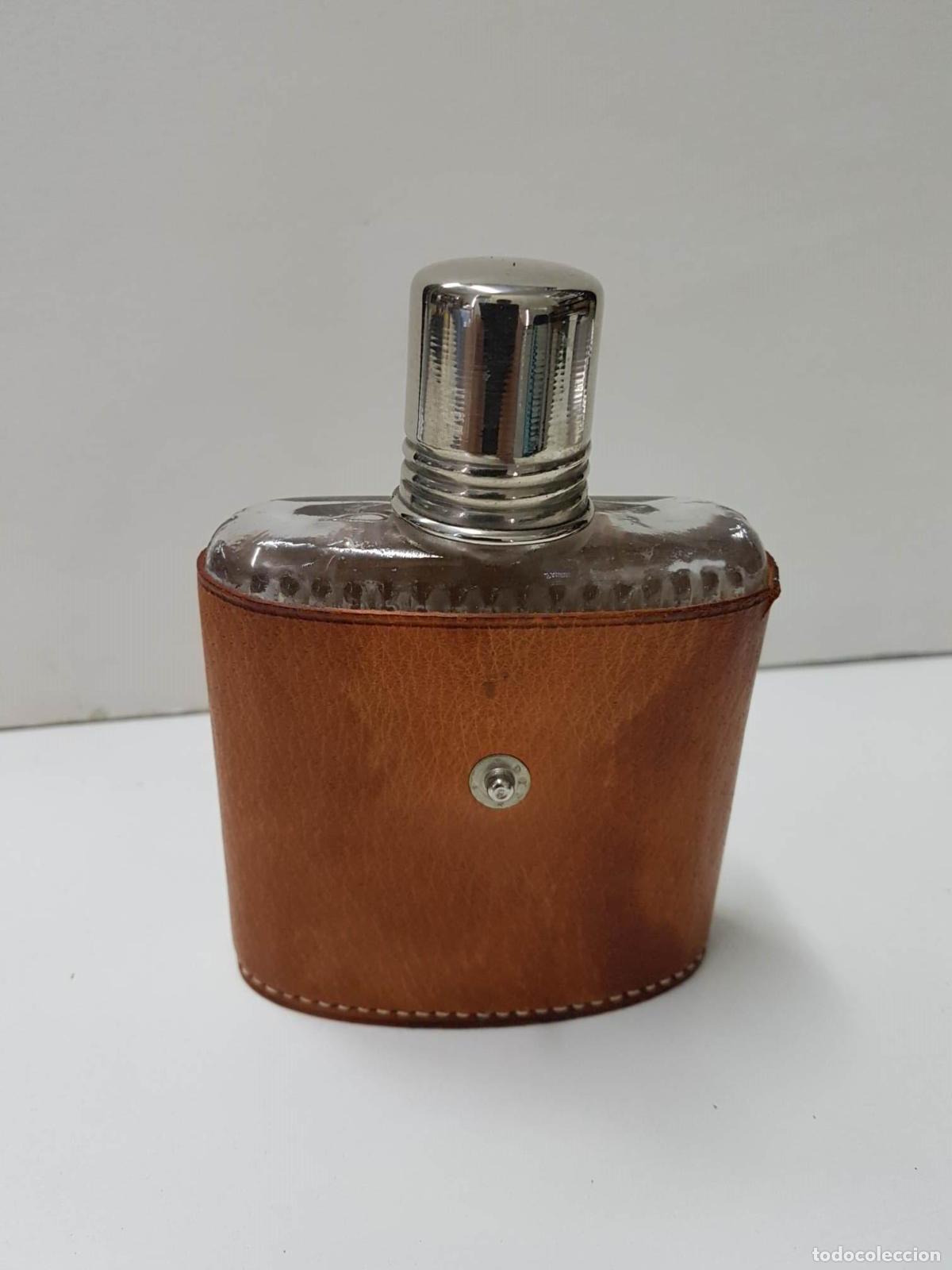 Sammeln von Zeitschriften und Zeitungen: petaca de cristal, con funda de cuero de 13 cm de altura