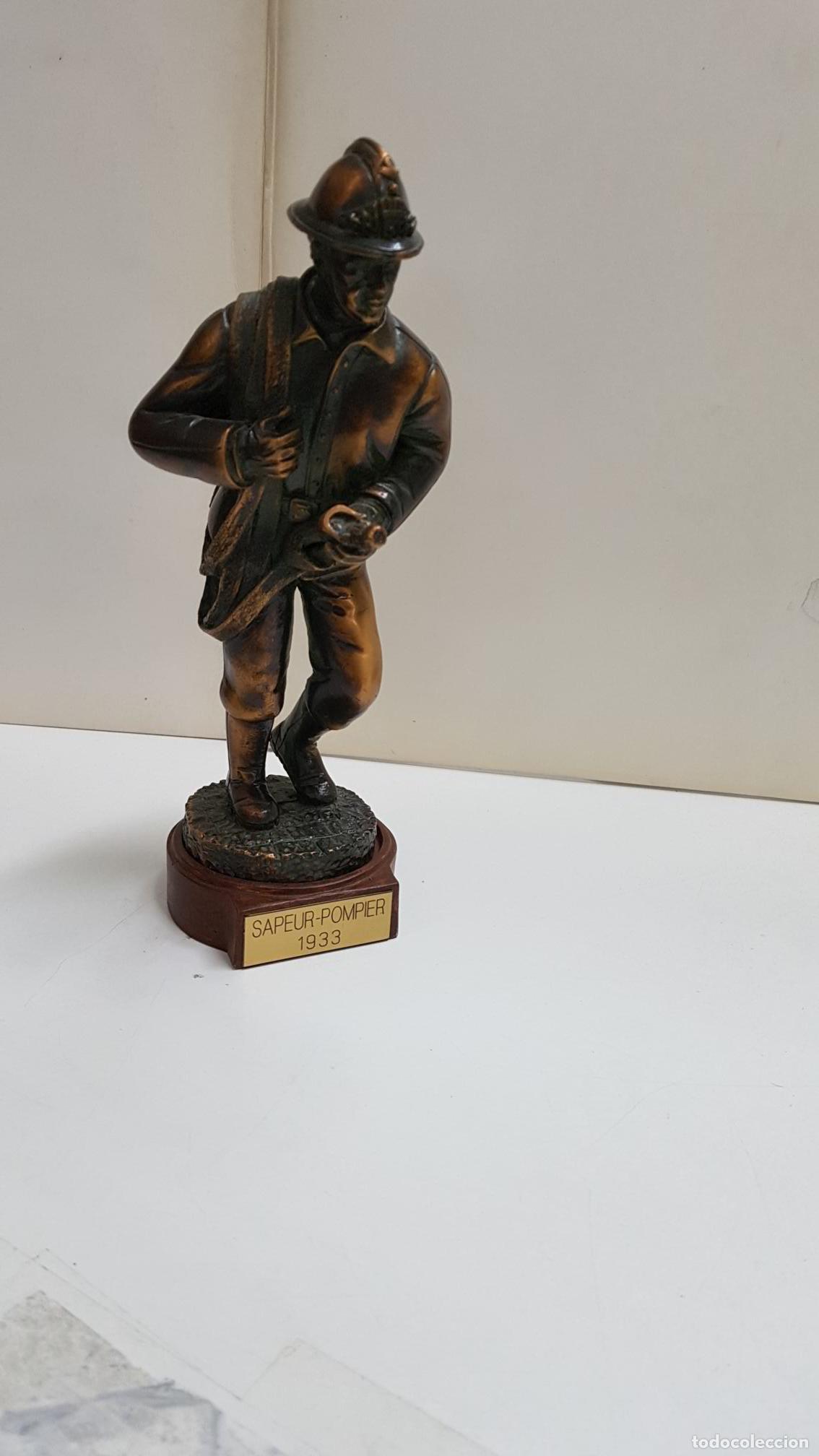 Coleccionismo de Revistas y Peri&oacute;dicos: Figura de resina artesanal: Sapeur-Pompier (bombero) 1933 con la manguera al hombro. Con patina de b