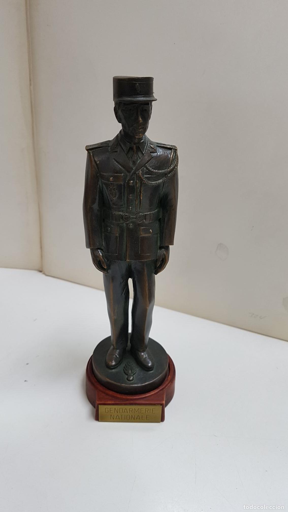 Coleccionismo de Revistas y Peri&oacute;dicos: Figura de resina artesanal: Gendarmerie Nationale (Fuerzas de policia de Francia). Con patina de bro