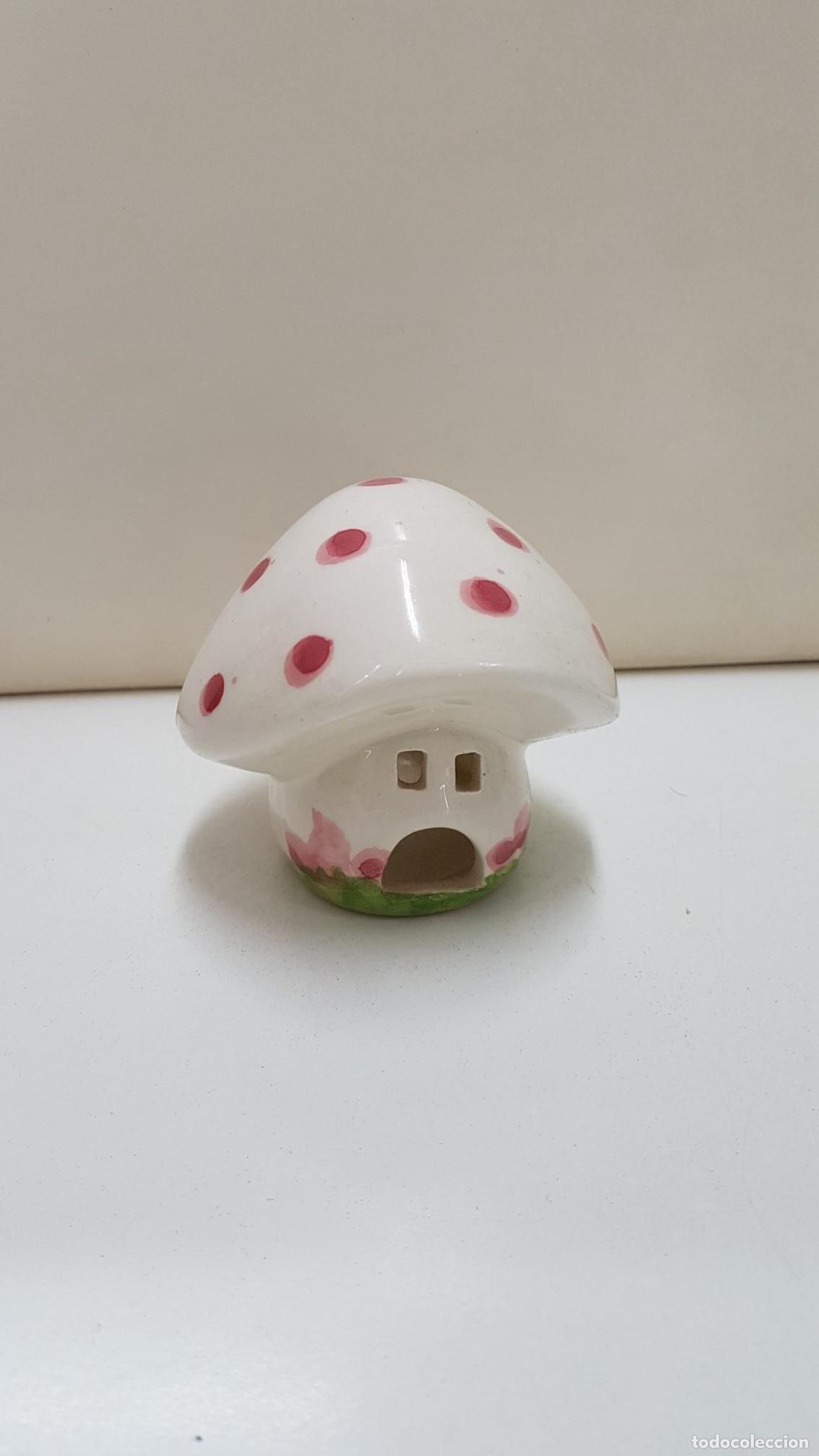 Coleccionismo de Revistas y Peri&oacute;dicos: Figura de ceramica: Casa con forma de champi&ntilde;on. 8 cm de alto.