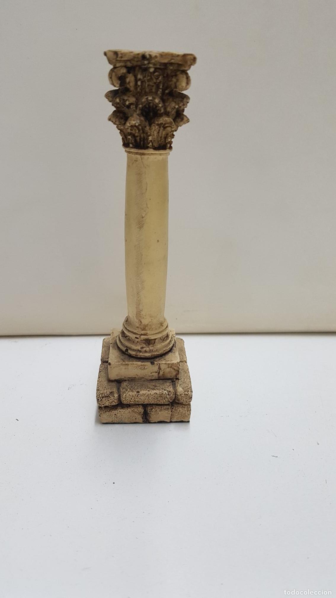 Coleccionismo de Revistas y Peri&oacute;dicos: Figura de resina: Columna clasica formada por basa, fuste y capitel. 13.5 cm de alto
