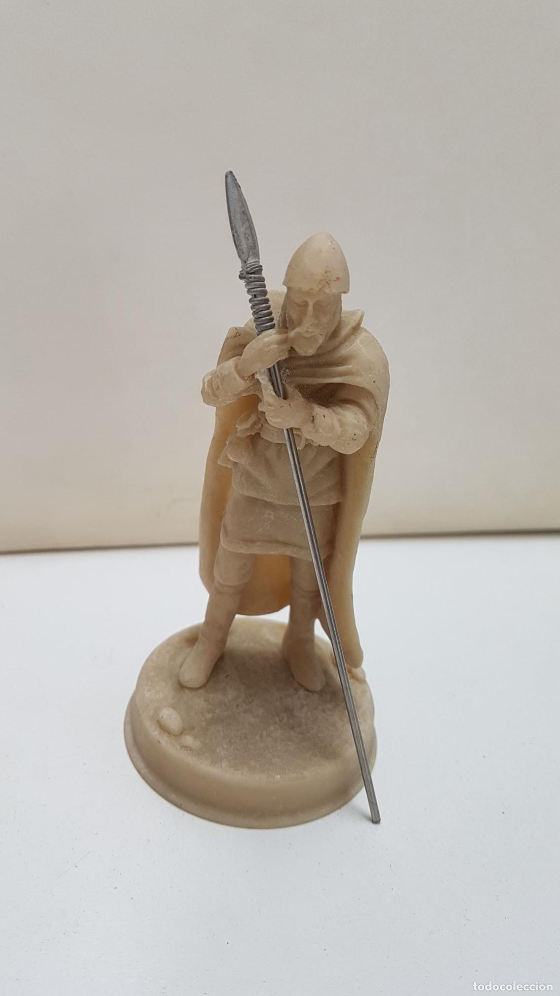 Coleccionismo de Revistas y Peri&oacute;dicos: Figura de resina sin pintar: Soldado con capa, lanza y casco. Le falta la peana.