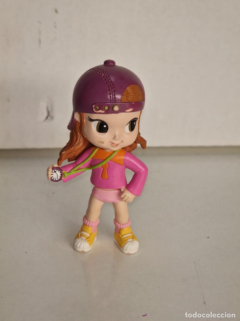 Coleccionismo de revistas y peri&oacute;dicos: Figura de PVC: mu&ntilde;eca Keytweens, con gorra y cronometro en la mano - NULL