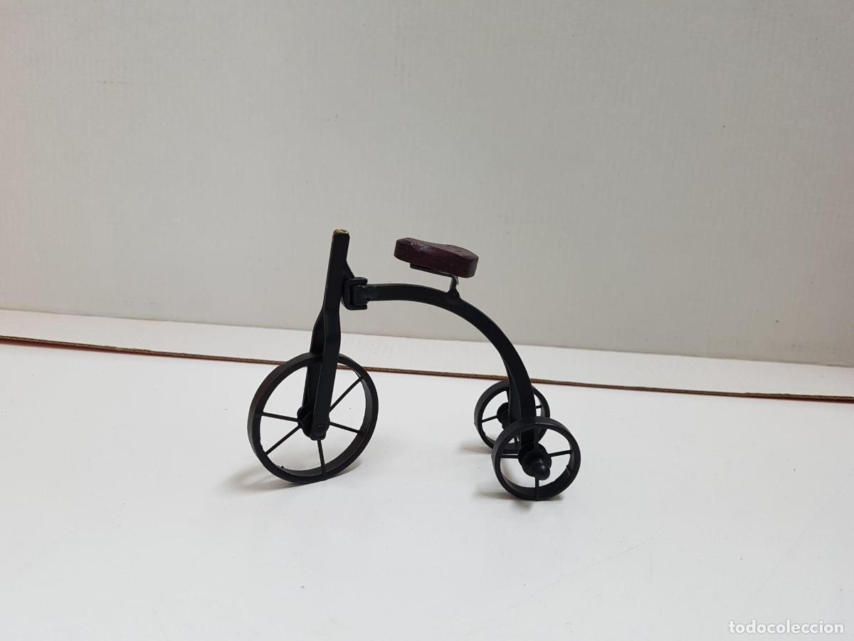 Collection Magazines and Newspapers: Figura: Triciclo antiguo con manillar roto