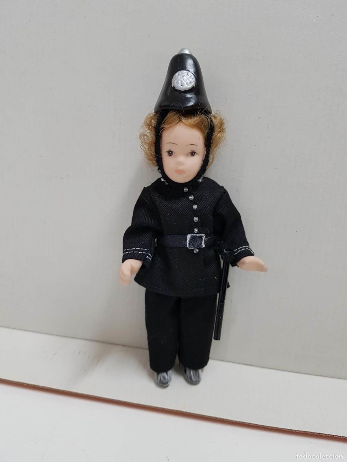 Collection Magazines and Newspapers: Mu&ntilde;eca de porcelana de los a&ntilde;os 80: vestida traje policia de Londres