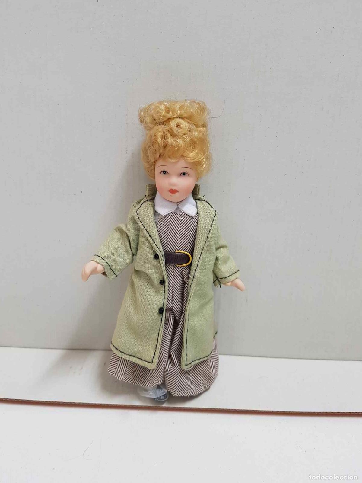 Coleccionismo de Revistas y Peri&oacute;dicos: Mu&ntilde;eca de porcelana de los a&ntilde;os 80: rubia con gabardina verde