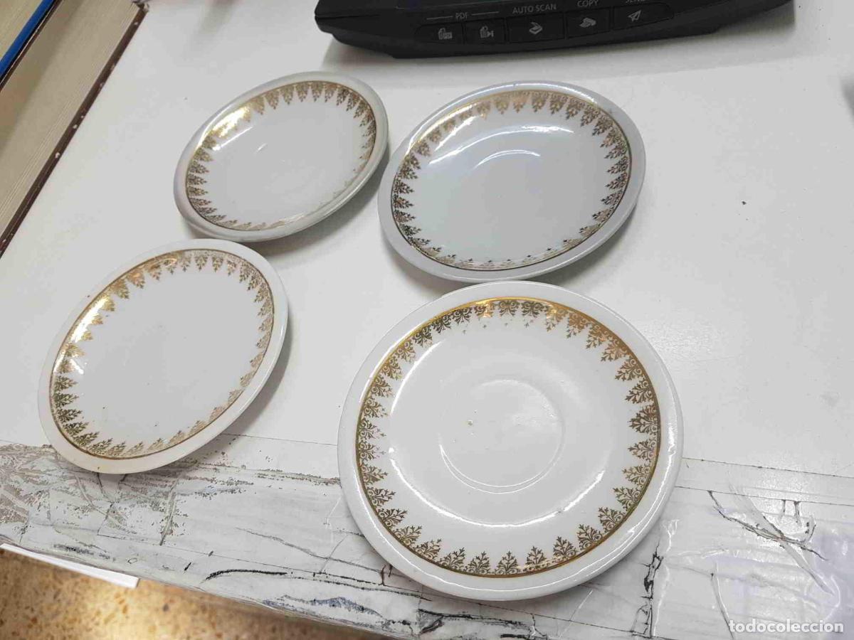Coleccionismo de Revistas y Peri&oacute;dicos: Juego de 4 platos para taza de ceramica, color blanco y dorado