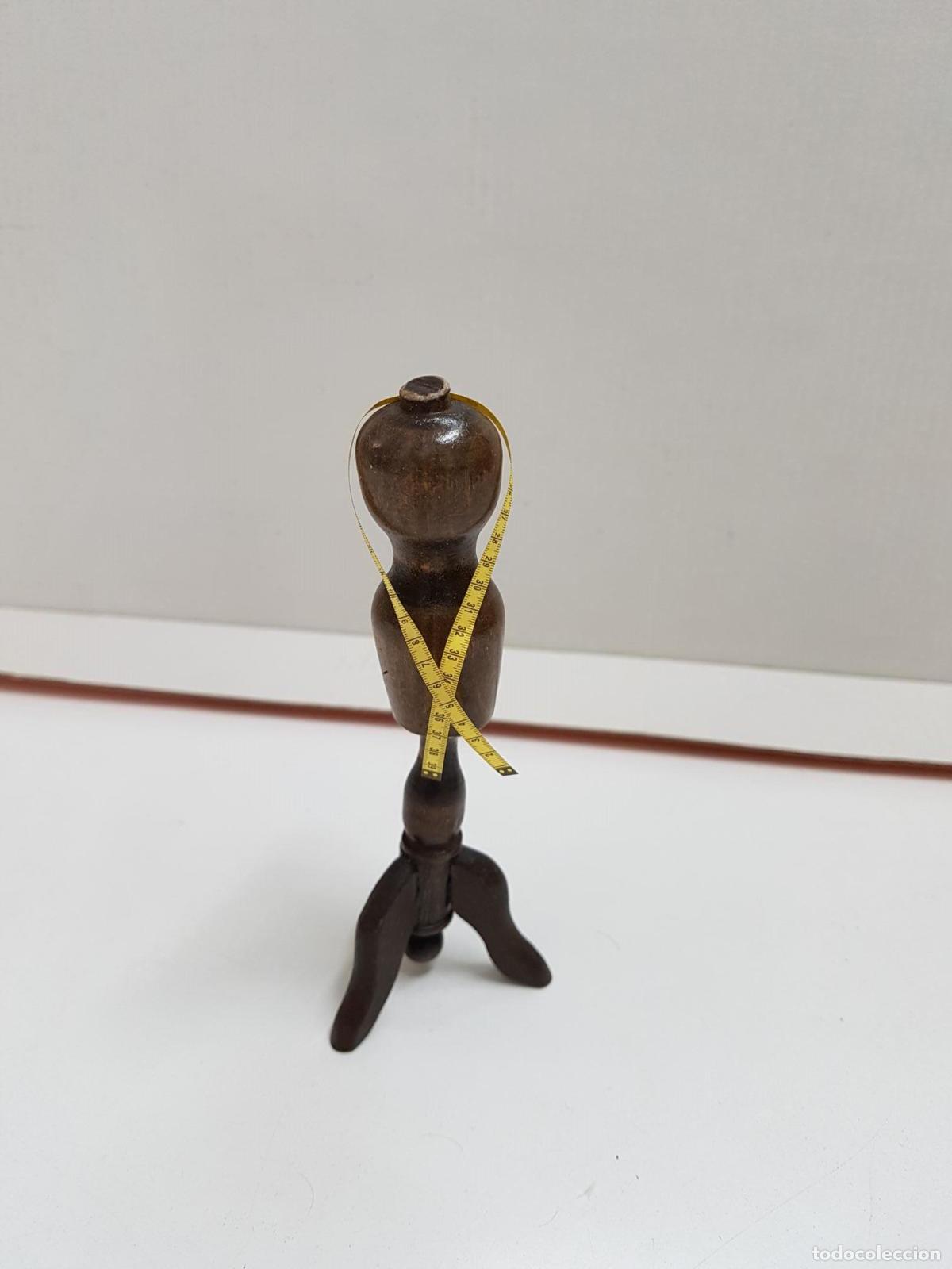 Coleccionismo de Revistas y Peri&oacute;dicos: Figura: Colgador de ropa de pie, con una cinta metrica colgada