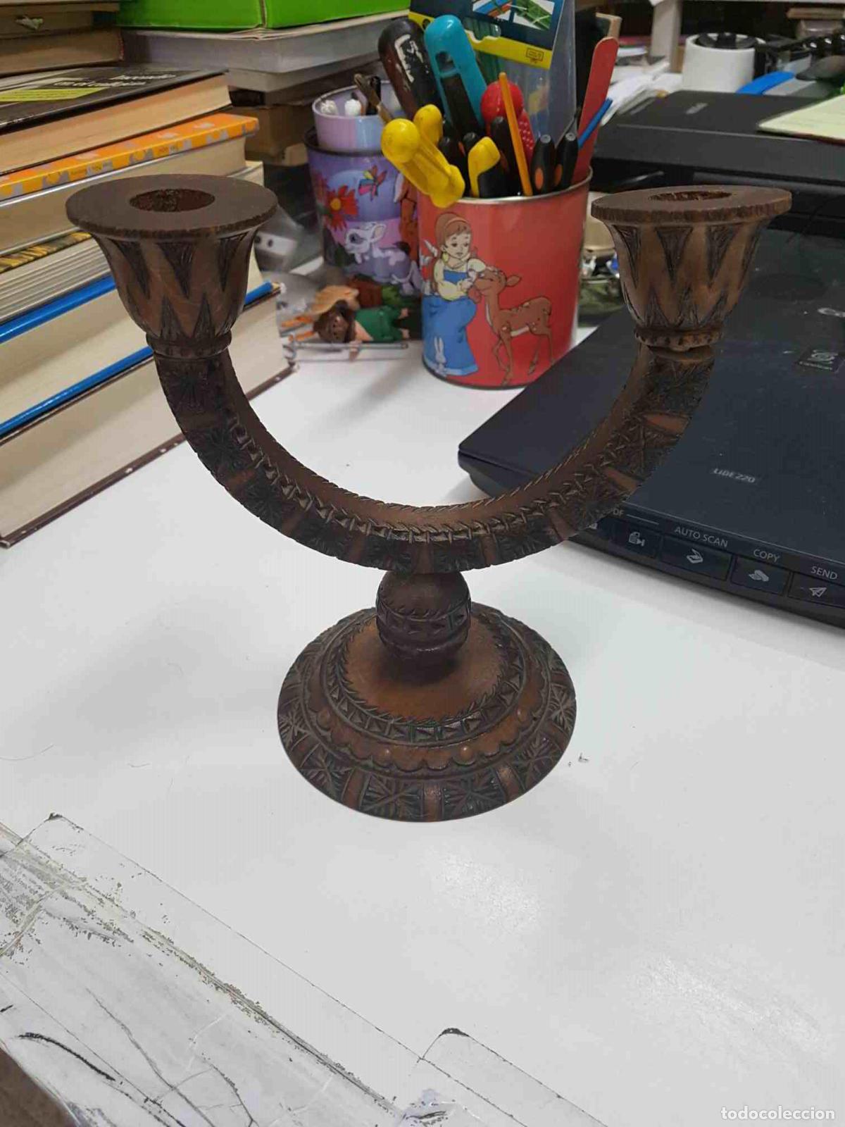 Coleccionismo de Revistas y Peri&oacute;dicos: Candelabro de madera, uno de los extremos esta suelto, habria que pegarlo con cola u otro tipo de re