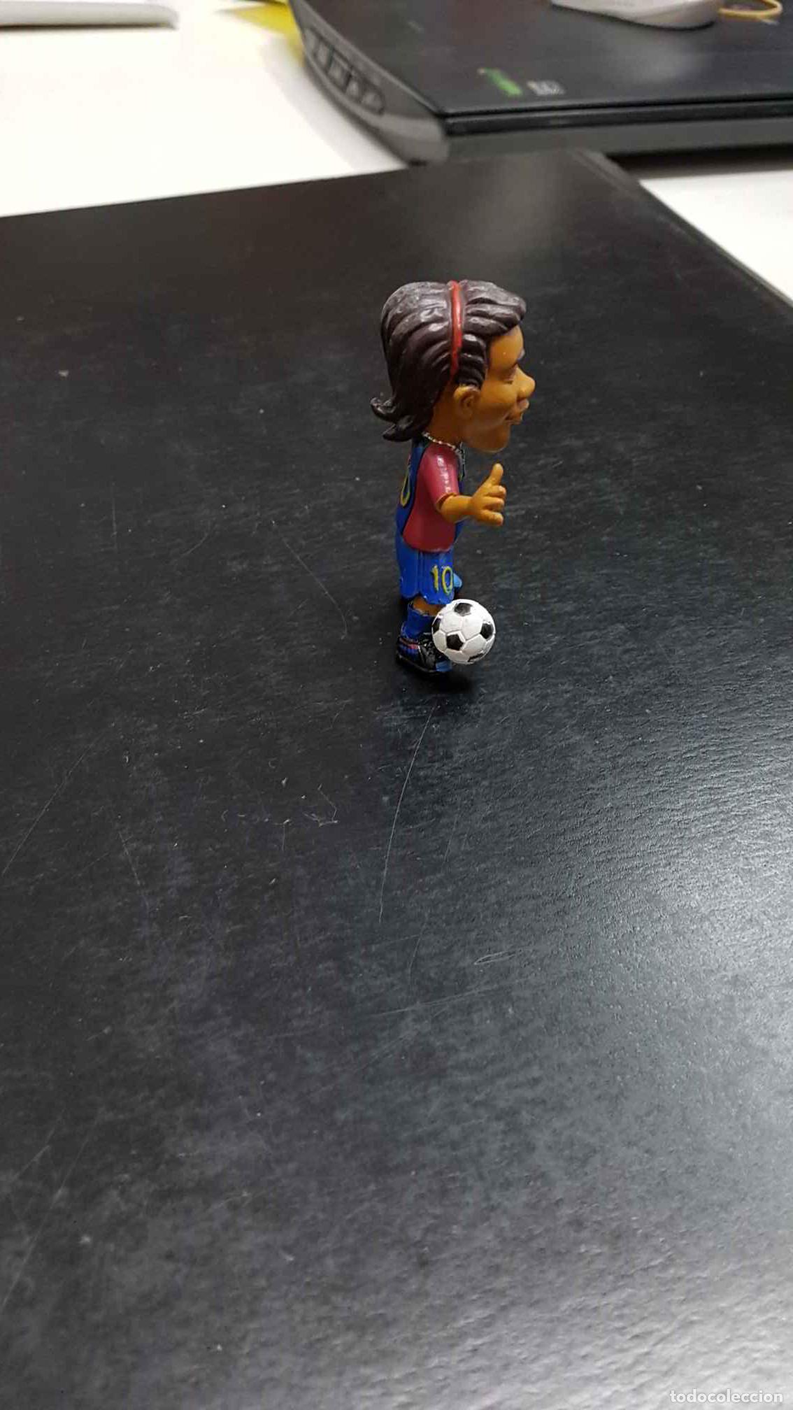 Sammeln von Zeitschriften und Zeitungen: Figura PVC: Ronaldinho en el Barcelona, con el numero 10 en la camiseta. Ylind