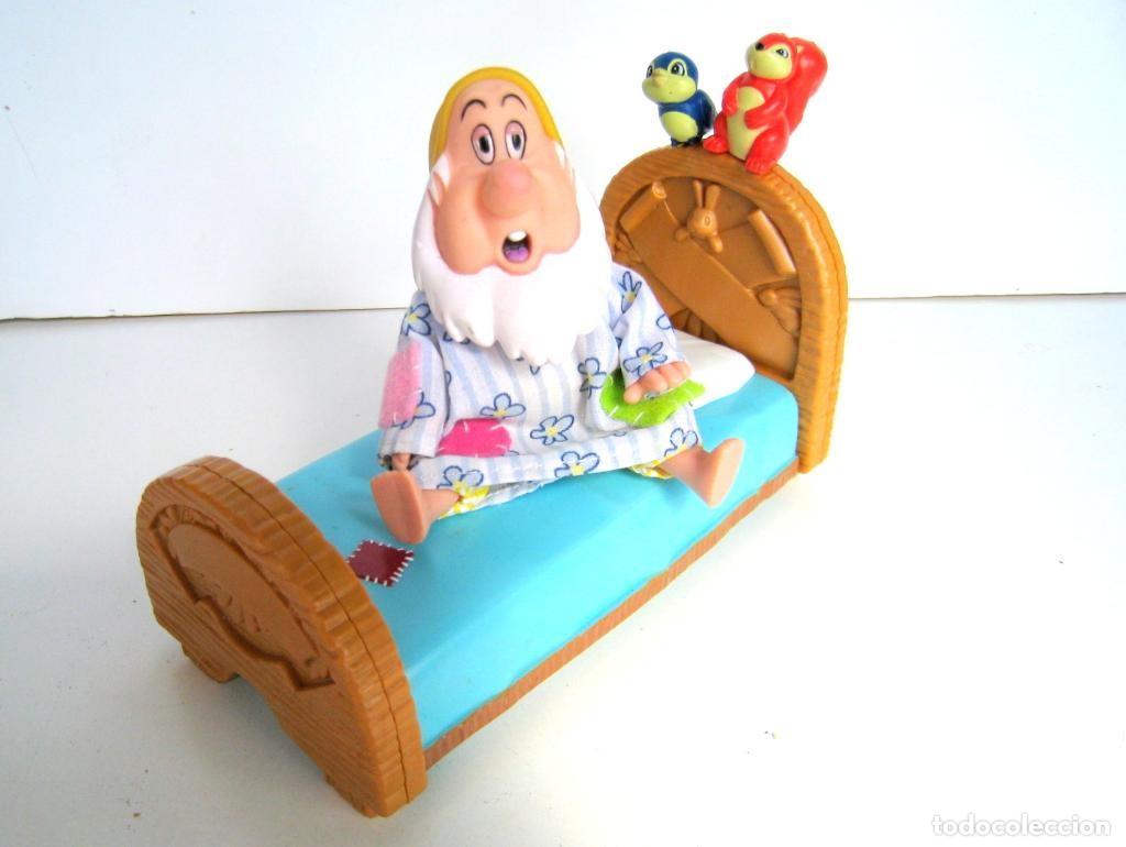 Coleccionismo de Revistas y Peri&oacute;dicos: Mu&ntilde;eco PVC: ENANITO MOCOSO / Sneezy drawf (SIMBA Juguetes) - Disney