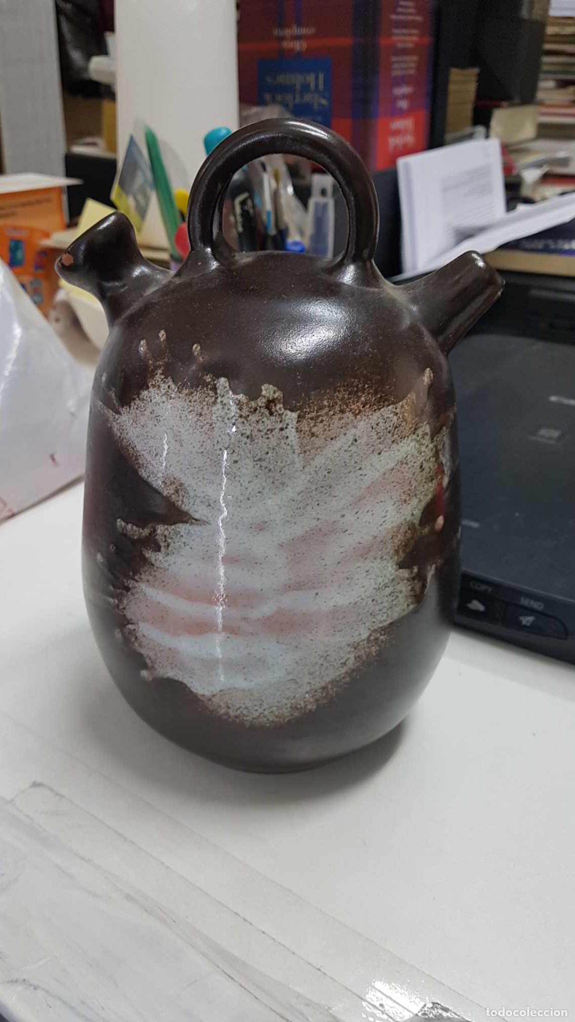 Coleccionismo de Revistas y Peri&oacute;dicos: Botijo de barro: de color marron con dibujo parecido a un liquido desparramado