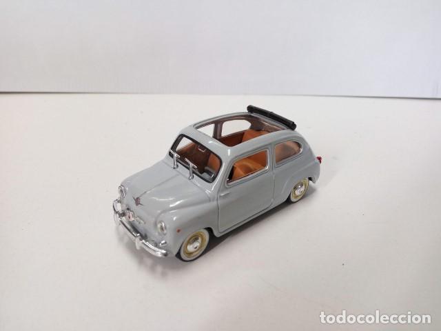 Coleccionismo de revistas y peri&oacute;dicos: Coche Escala/Scale Diecast Car: SEAT 600D Descapotable, Gris (1964) (no conserva parachoque trasero)