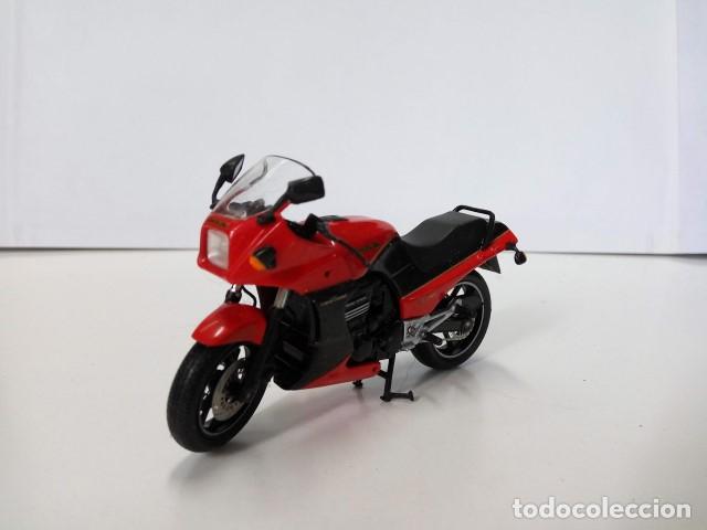 Coleccionismo de Revistas y Peri&oacute;dicos: Moto Escala/Scale Diecast Motorcycle: KAWASAKI GPZ900R, Roja (1984) - VARIOS