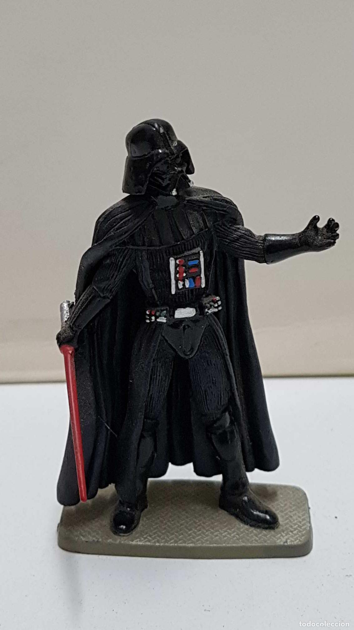 Coleccionismo de Revistas y Peri&oacute;dicos: Darth Vader de metal, figura pintada. 2005 Lucasfilm Ltd.