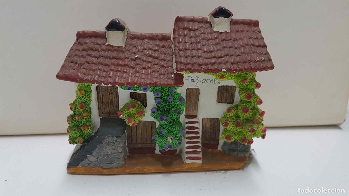 Coleccionismo de Revistas y Peri&oacute;dicos: Figura de barro: Casa tipica rural con tejas rojas y enredaderas