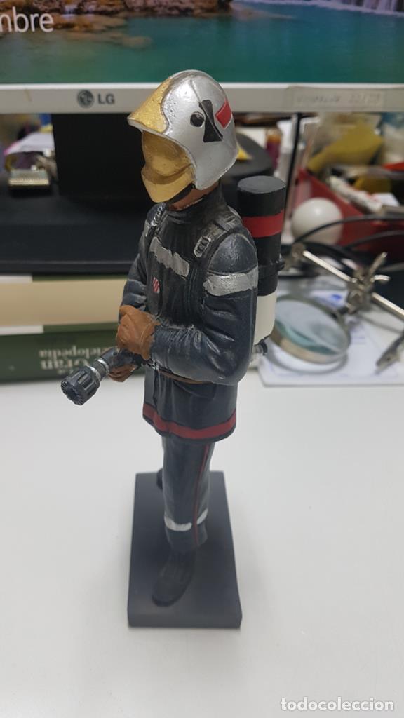 Coleccionismo de Revistas y Peri&oacute;dicos: Figura de resina artesanal: Bombero con mascara y bombona de oxigeno. Le falta la peana original - N