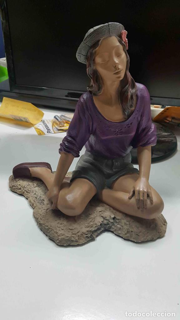 Coleccionismo de Revistas y Peri&oacute;dicos: Figura de barro: Mujer sentada con las piernas hacia atras. Autor E. Fernandez - NULL