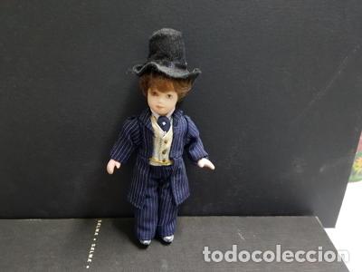 Coleccionismo de revistas y peri&oacute;dicos: Figura: Mu&ntilde;eca vestida con traje a rallas y corbata