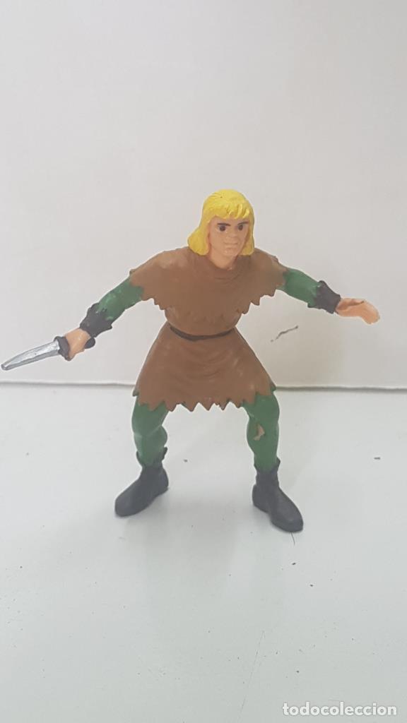 Collection Magazines and Newspapers: Figura de Crispin con una daga en la mano derecha (levantada pintura pierza izquierda segun imagen a