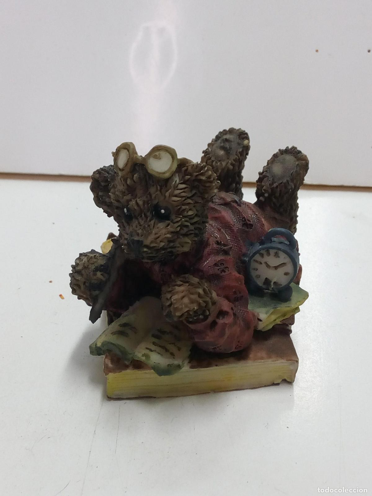 Collection Magazines and Newspapers: Figura decorativa de Oso lector