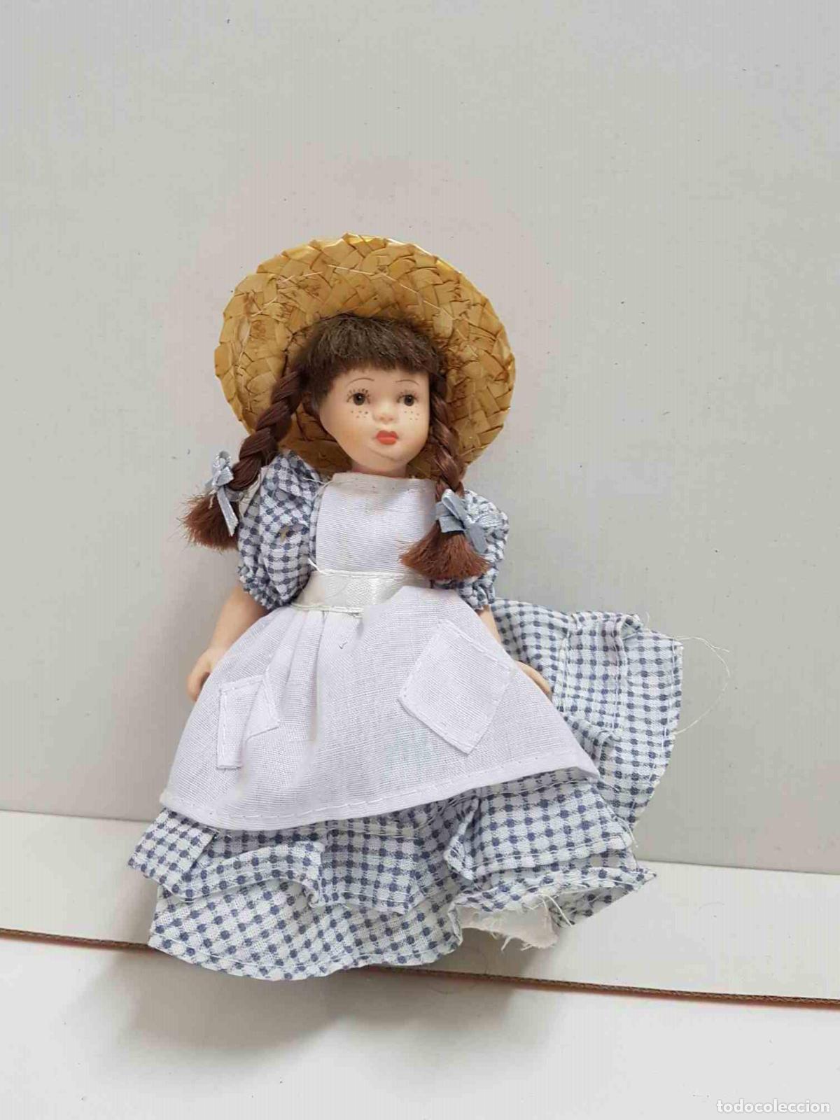 Collection Magazines and Newspapers: Mu&ntilde;eca de porcelana de los a&ntilde;os 80: con vestido a cuadros y sombrero de paja