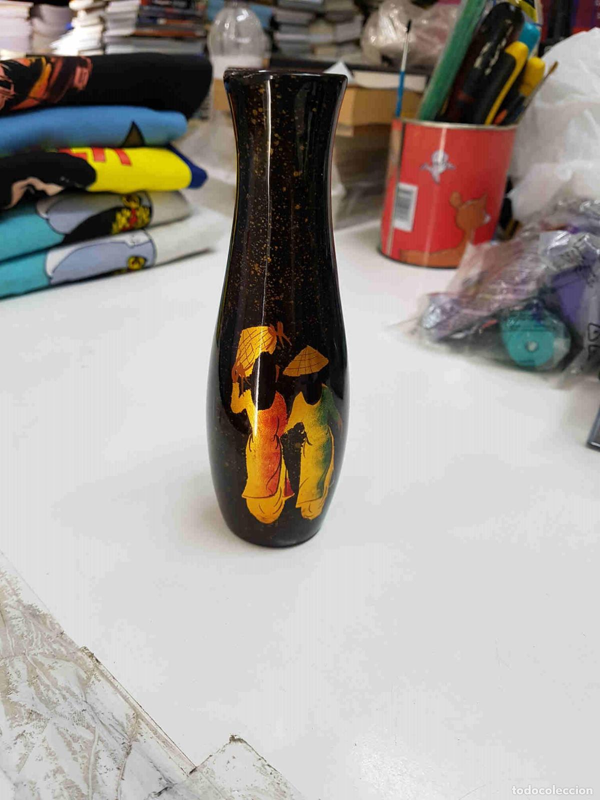 Collection Magazines and Newspapers: Jarron con figuras chinas dibujadas