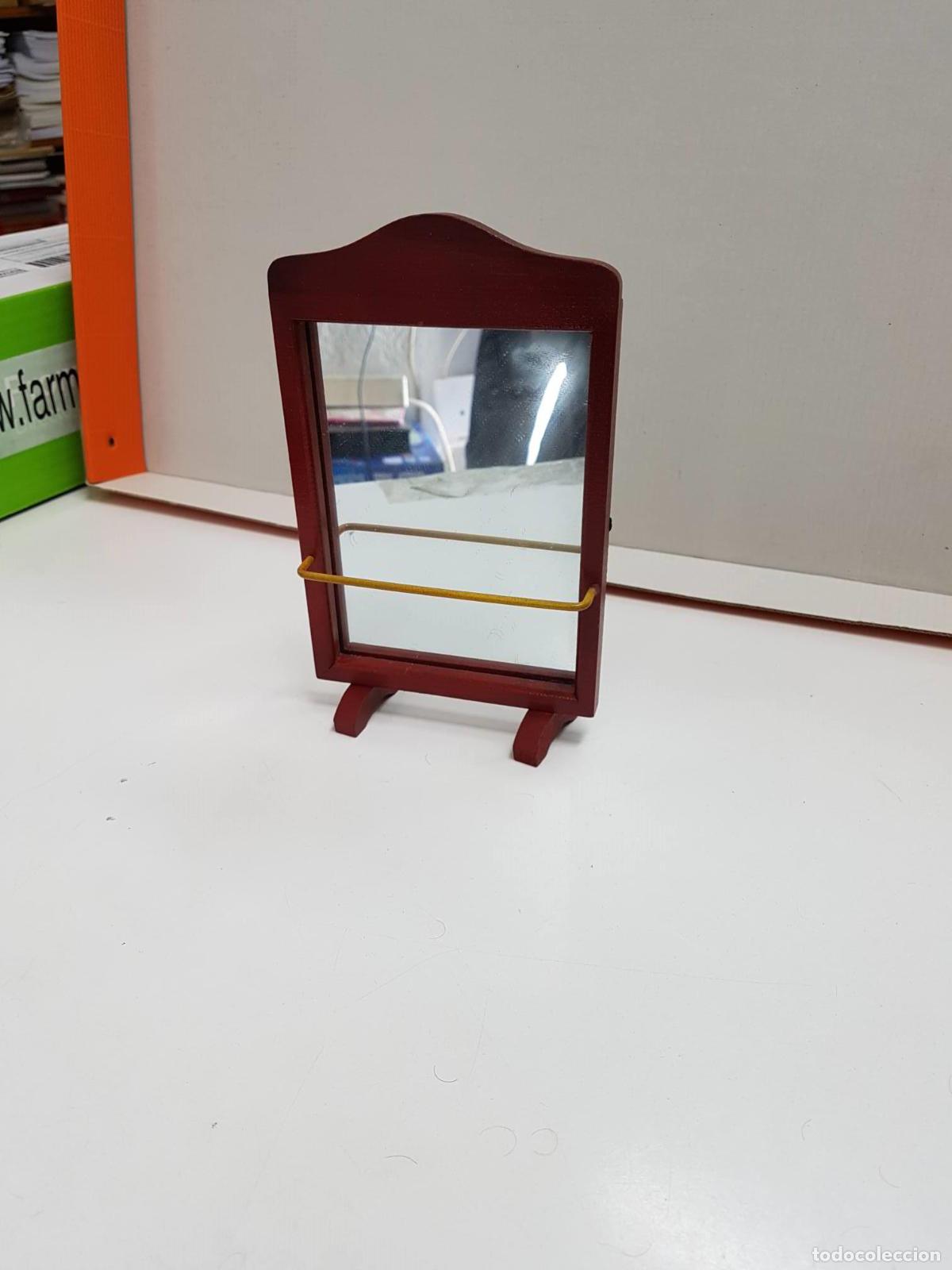 Collection Magazines and Newspapers: Figura: Espejo con barra para agarrarse