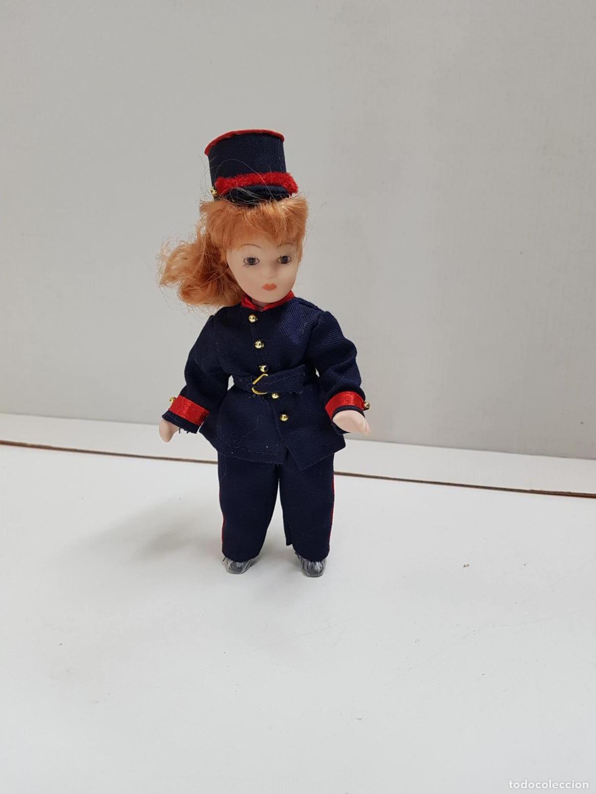 Collection Magazines and Newspapers: Figura de mu&ntilde;eca de porcelana a&ntilde;os 80: con uniforme ferroviario