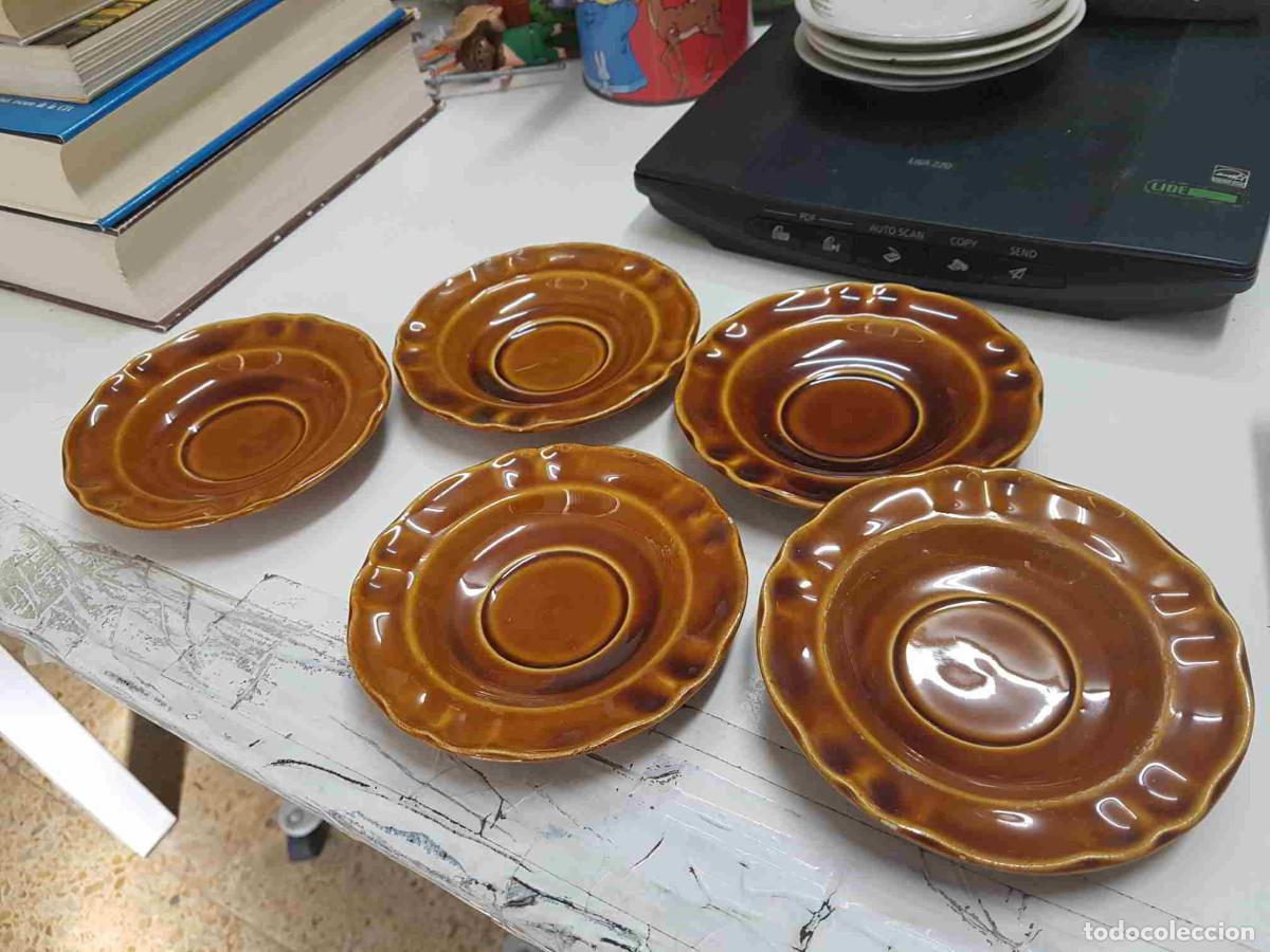 Collezionismo di Riviste e Giornali: Juego de 5 platos para tazas de ceramica, color marron