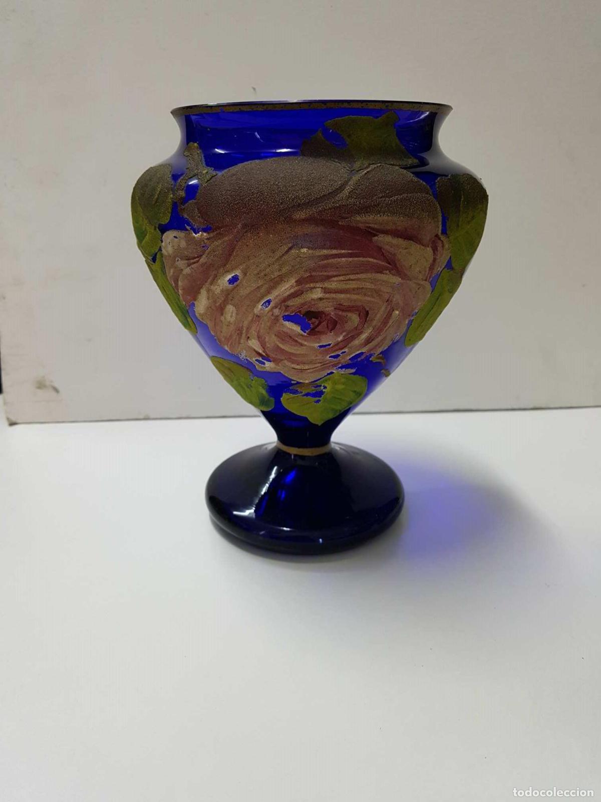 Collezionismo di Riviste e Giornali: Jarron azul de cristal con dibujo de rosa y algunas hojas. La pintura de estas esta desconchada por