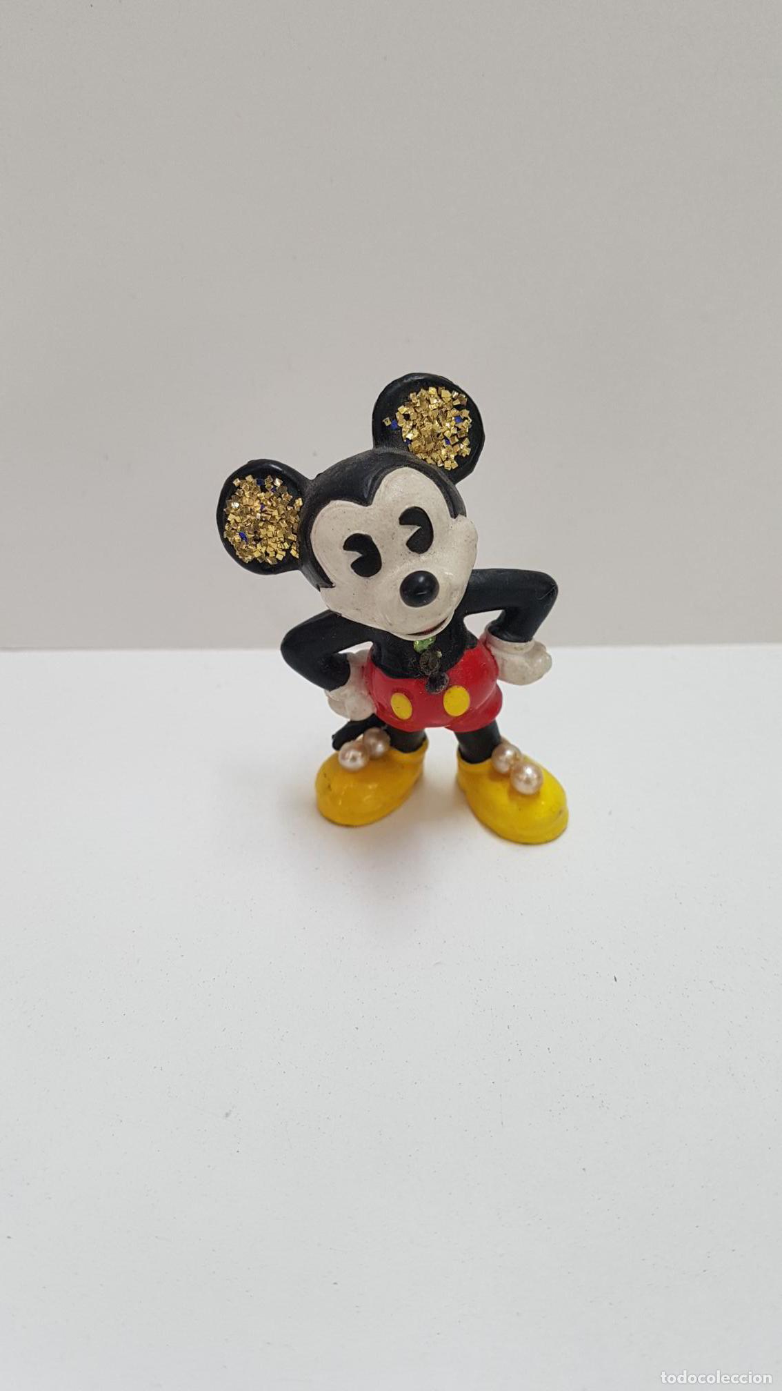 Coleccionismo de Revistas y Peri&oacute;dicos: Figura PVC Disney: Mickey Mouse brazos en jarra. Tiene adornos artesanales. Bully 1984