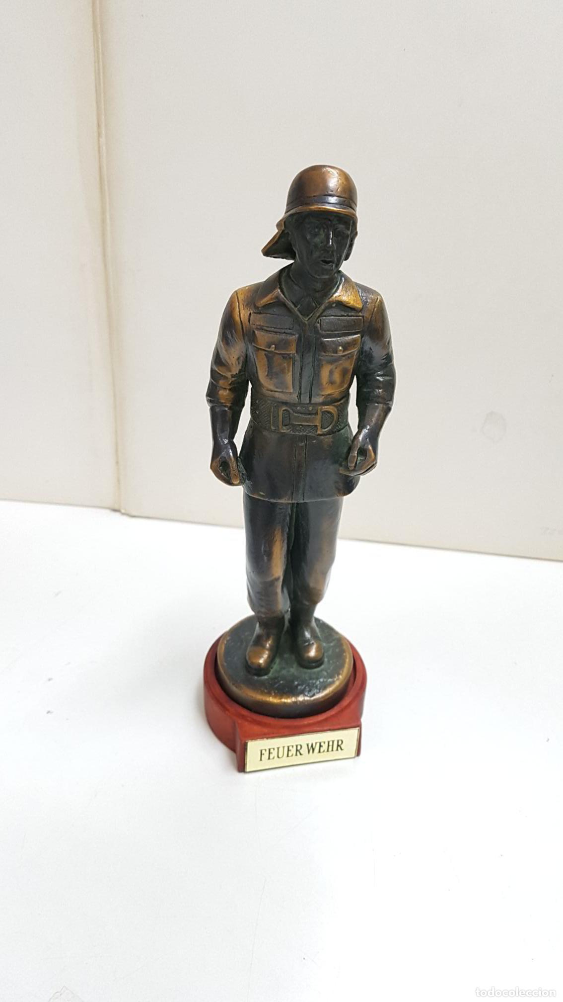 Sammeln von Zeitschriften und Zeitungen: Figura de resina artesanal: Feuer Wehr (cuerpo de bomberos de Alemania). Con patina de bronce