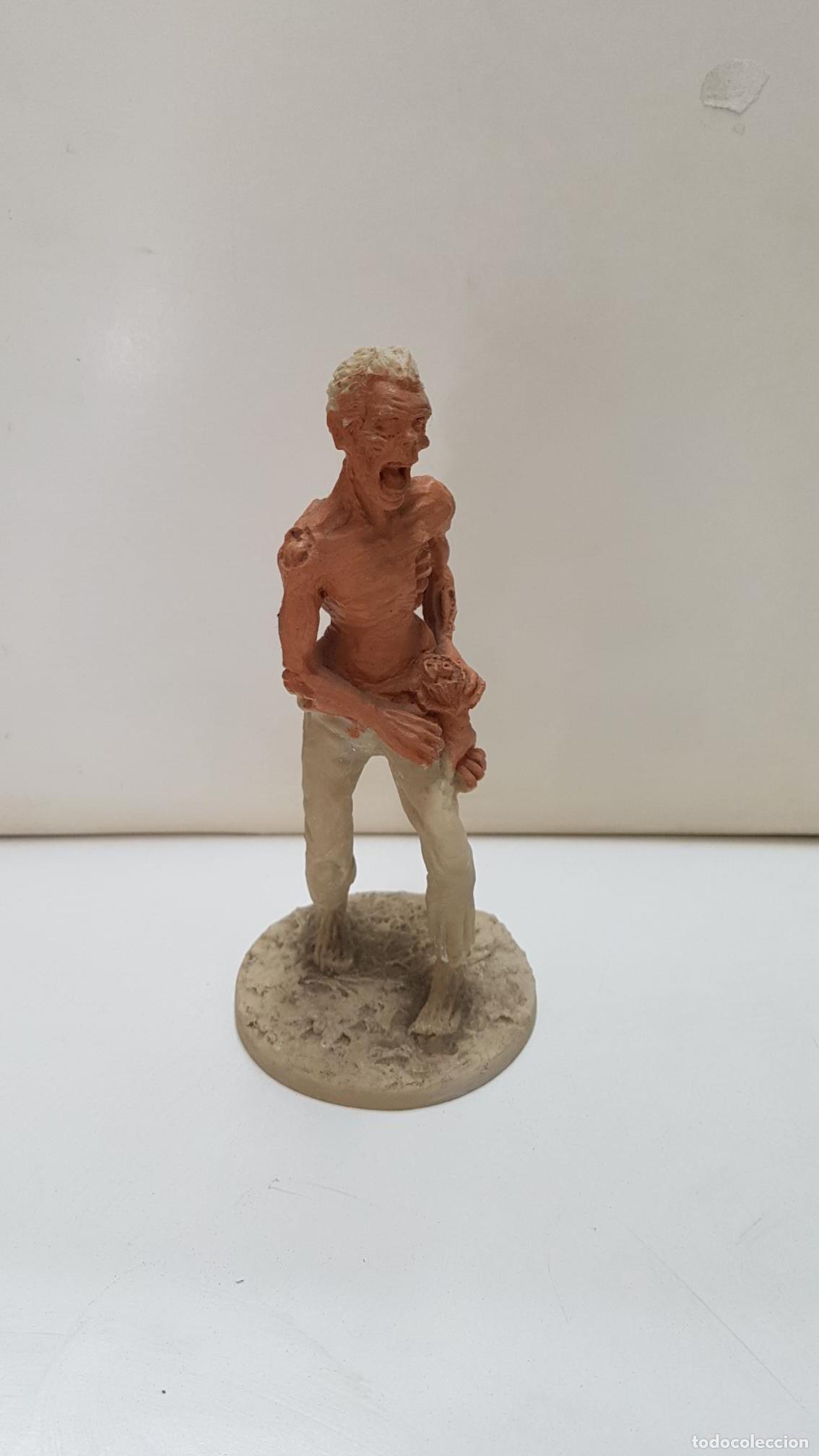 Sammeln von Zeitschriften und Zeitungen: Figura de resina: Muerto viviente (F-004) agarrando los restos de un brazo. Tiene Pintado del torso