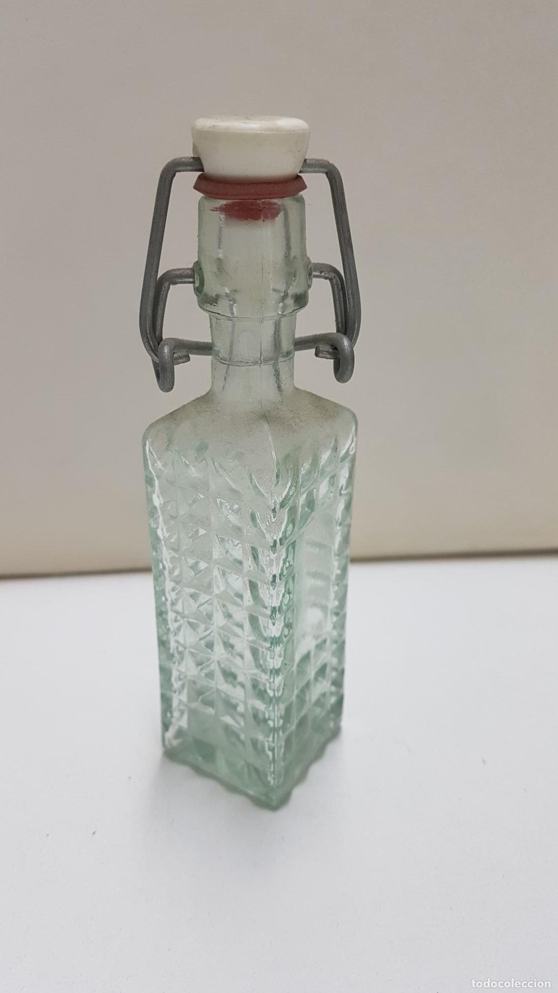 Sammeln von Zeitschriften und Zeitungen: Botella de cristal de tama&ntilde;o mini con forma cuadrada y tapon mecanico. 13 cm de alto