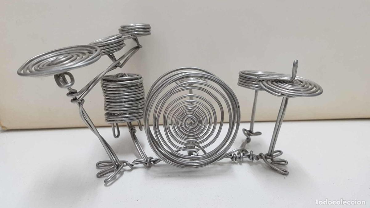 Sammeln von Zeitschriften und Zeitungen: Figura de alambre: Bateria completa con su bombo, toms, butaca y platillos