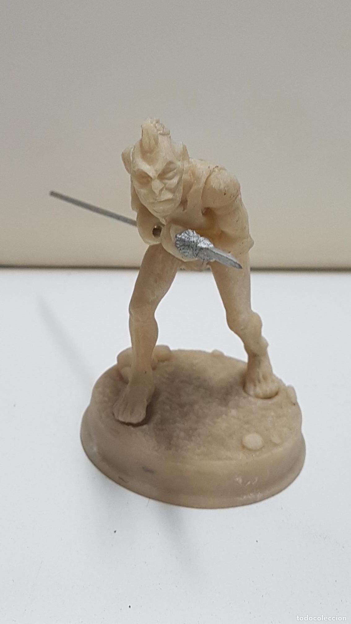 Sammeln von Zeitschriften und Zeitungen: Figura: Humanoide de orejas puntiagudas y pelo largo con una lanza en sus manos